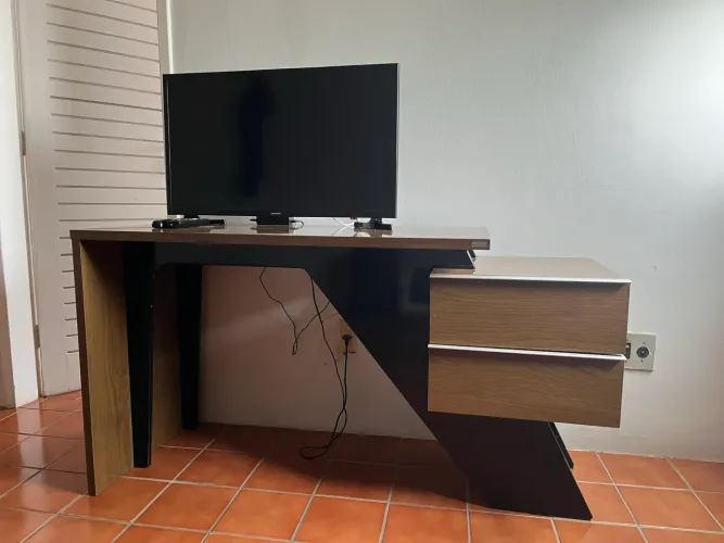 Rack com Escrivaninha e Gavetas - Design Moderno