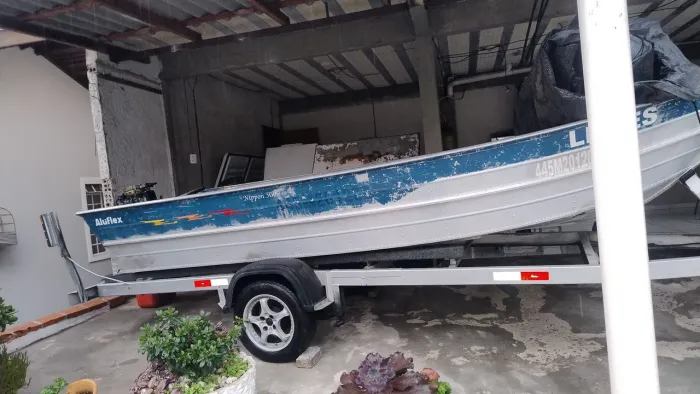 Conjunto de barco carreta e motor