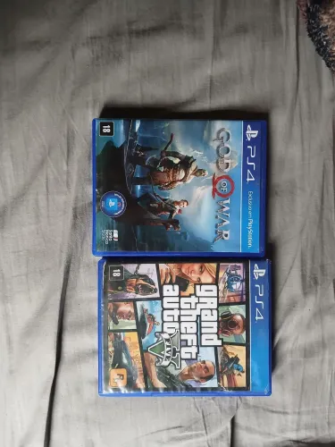 Gta IV e god of war. Separados