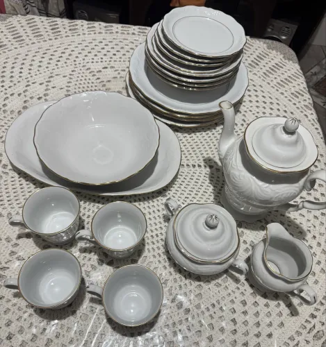 Conjunto de Porcelana Branco com Filete Dourado - Elegante e Clássico (21 peças)