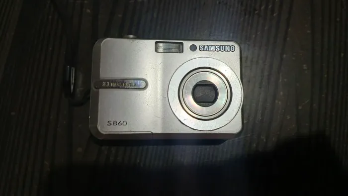 câmera digital vintage Samsung S860, lançada por volta de 2007