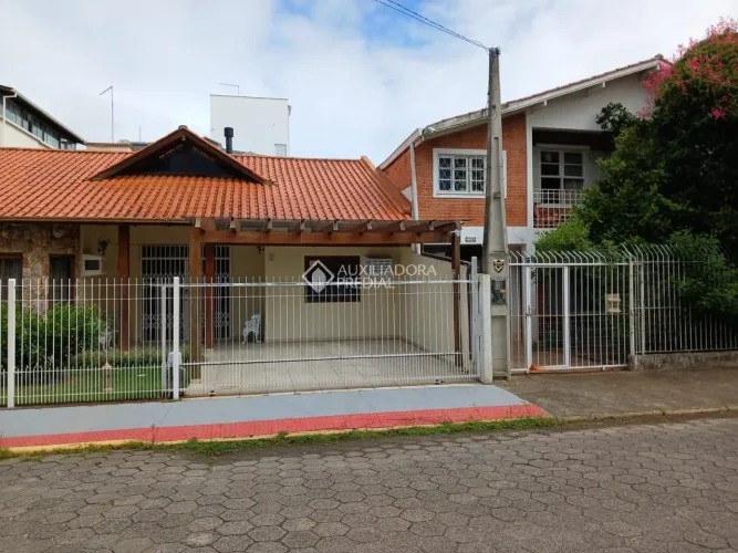 Canto de Canasvieiras , casa com 4 suites, menos de 200m mar.