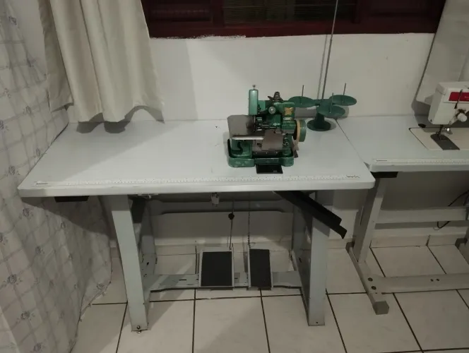 Máquina overloque chinesinha com mesa e motor industrial 