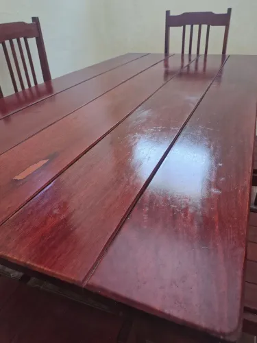 Mesa de madeira com 6 cadeiras