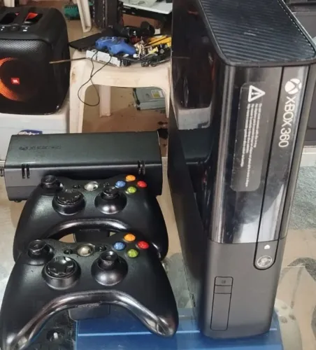 Xbox 360 com mais de 25 jogos e dois controles na promoção 
