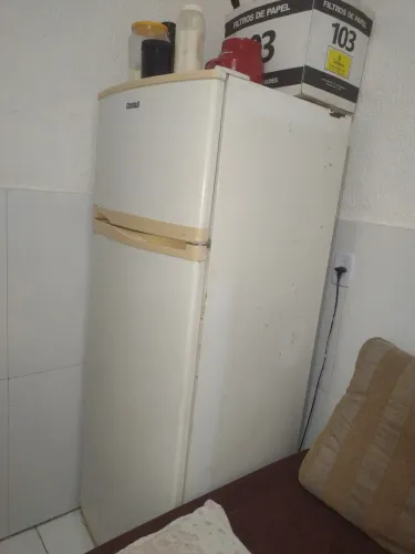 Vendo geladeira semi nova   interessados entrar em contato *