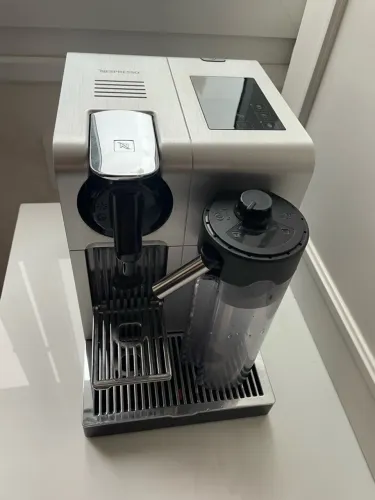 Cafeteira Nespresso Lattissima Pro