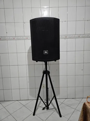 ? Caixa Ativa Profissional JBL JS-15BT 200W RMS (Com Bluetooth) + Tripé de Brinde!