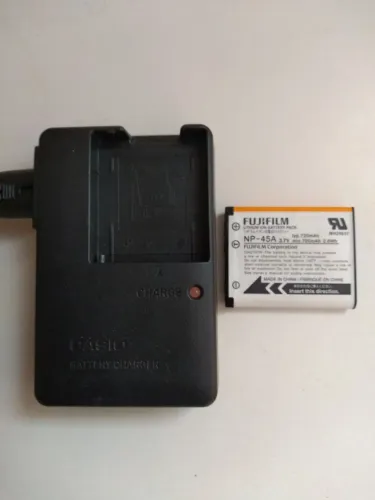 Carregador para câmera digital CASIO modelo BC-80L e bateria FUJI NP-45A