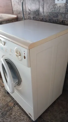 Máquina de lavar roupas antiga. 