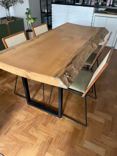 Mesa de Jantar em Madeira Maciça Rústica - Borda Orgânica e Base de Ferro