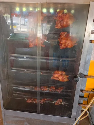 Vende-se 1 máquina de assar frango