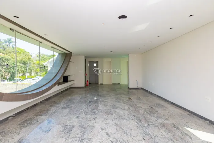 Casa residencial/comercial com 613,00m² Área privativa.