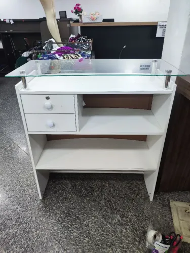Mesa com prateleira de vidro