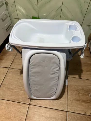 Banheira de bebê com suporte e trocador