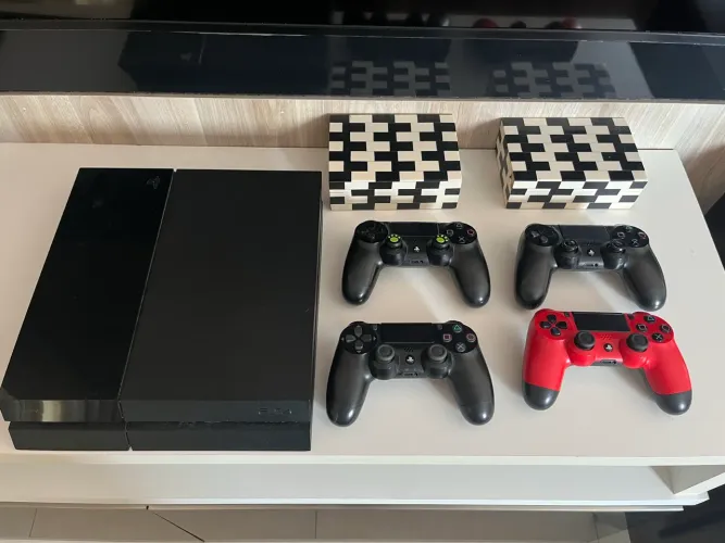 Vendo PS4 + 4 Controles
