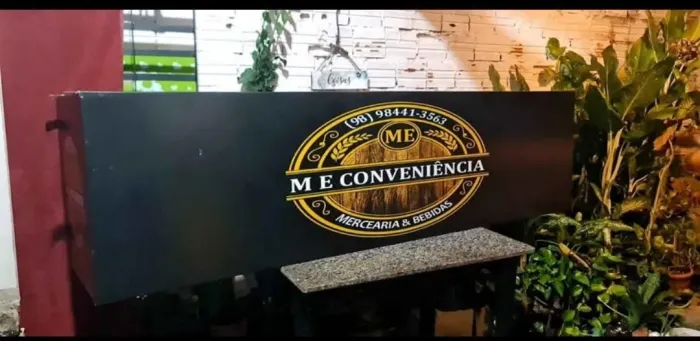 Placa em lona pra frente de loja