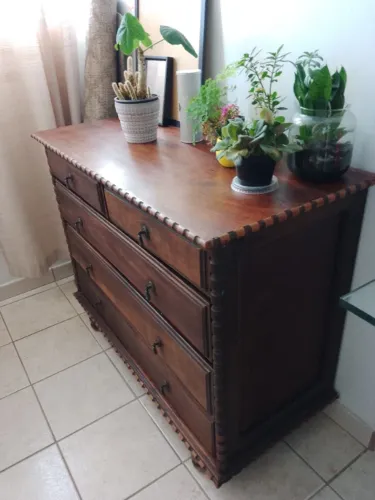 Cômoda de madeira antiga