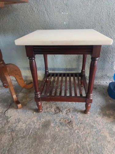 Mesa lateral em madeira robusta e mármore