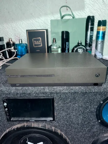 Vendo Xbox One S 1 TB, vem com 800 reais em jogos e minhas contas