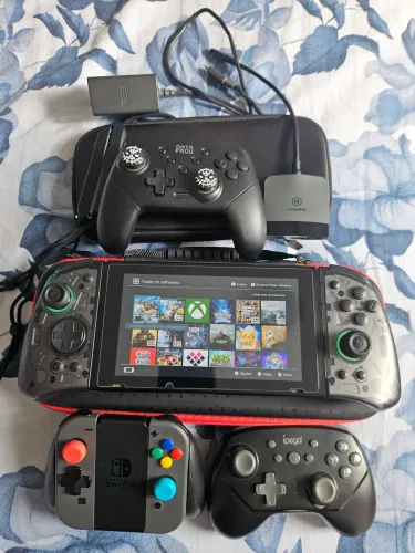Nintendo Switch V1 Desbloqueado (256GB) + Vários Controles e Acessórios!