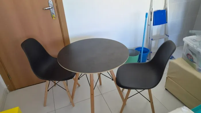 mesa de jantar de tampo redondo 70cm com duas cadeiras