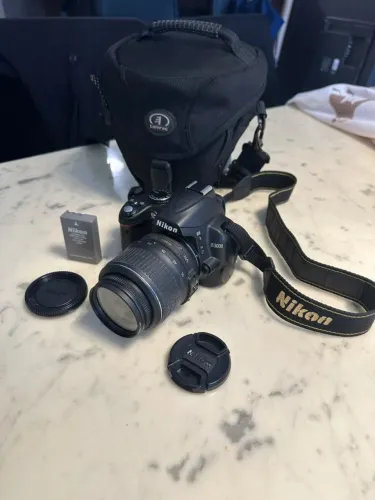 Nikon D3000 + Lente 18-55mm VR + Bolsa Tamrac + Acessórios Originais