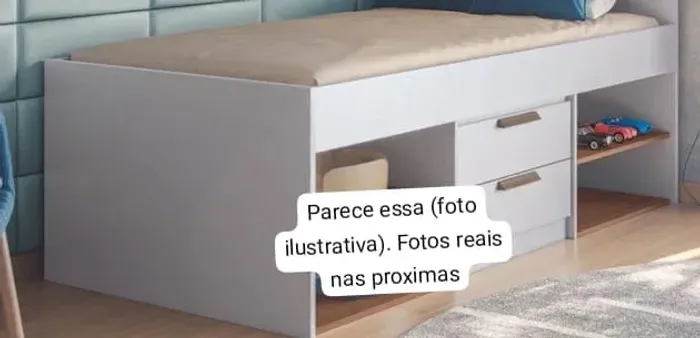 Cama de solteiro com 2 gavetas e 1 prateleira e espaço para uma mini comoda