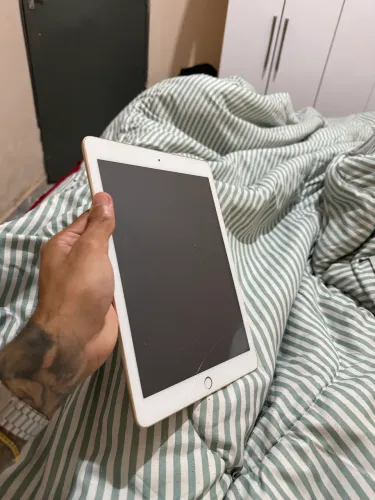 Vendo iPad pegando tudo normal apenas tela trincada
