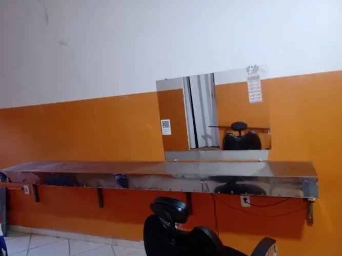 Cadeira, bandeirola, espelho e balcão para barbearia.