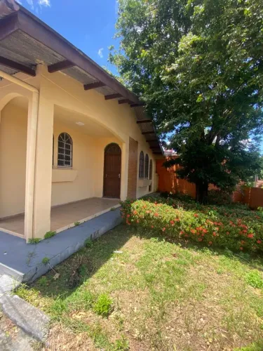 Casa 2 Dormitórios. Térrea com quintal. Parque 10.