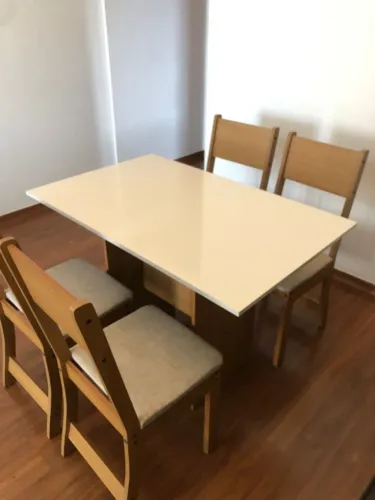 Mesa com 4 cadeiras