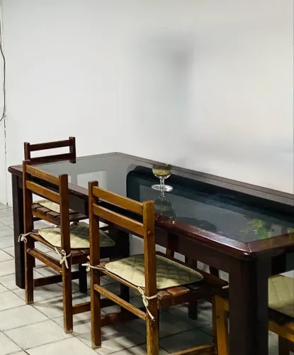 Mesa com 4 cadeiras