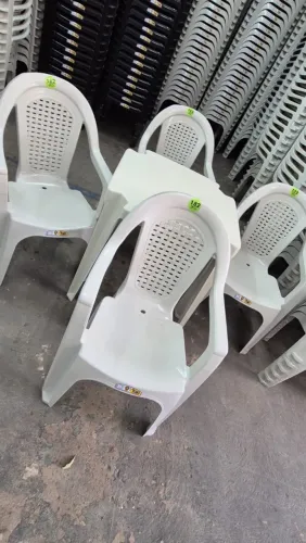 Mesa e cadeiras