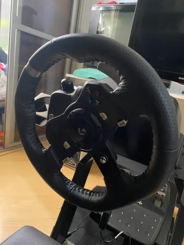 Cockpit gamer Extreme com volante e câmbio Logitech