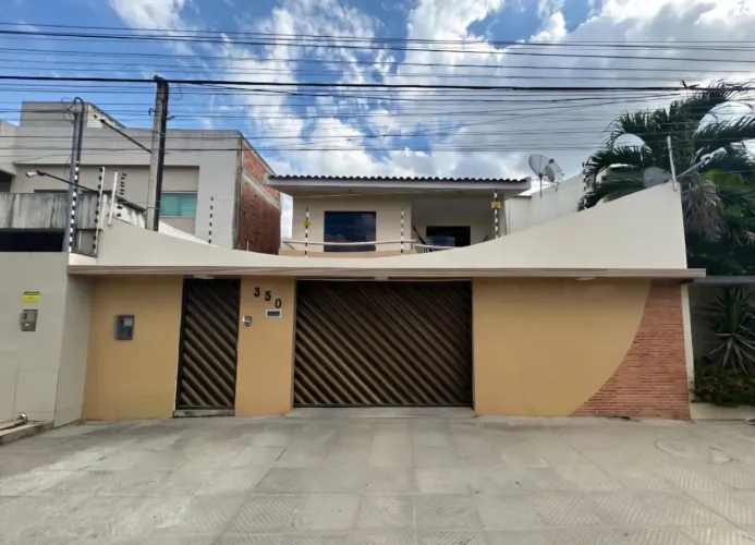 Casa Duplex em frente à praça