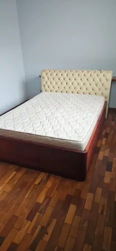 Cama de Casal, 1,38 m x 1,88 m em Madeira Mogno, com Colchão e Aparador de Cabeceira.