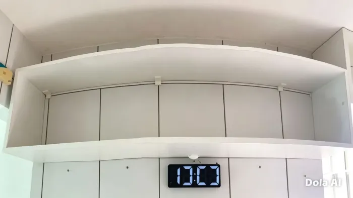 Nincho medindo largura 1,70 × altura 0,40 × profundidade 0,30, todo em marcenaria. 