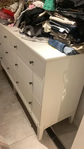 Móvel com gavetas para roupa 