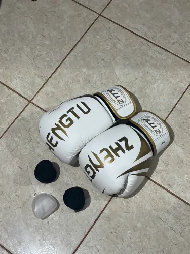 Conjunto de boxe (Luva, Bandagem e Bucal NUNCA UTILIZADO)