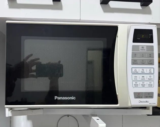 Micro-ondas Panasonic com suporte