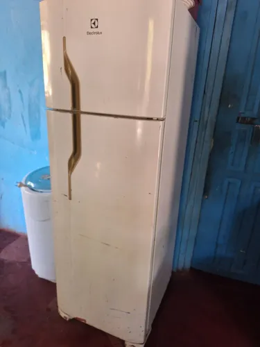 Vendo 2 geladeiras com defeito, pra vender logo!!! Não entrego!