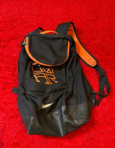 mochila nike neymar jr preta e laranja
