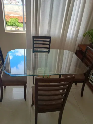 Mesa de jantar com 4 cadeiras