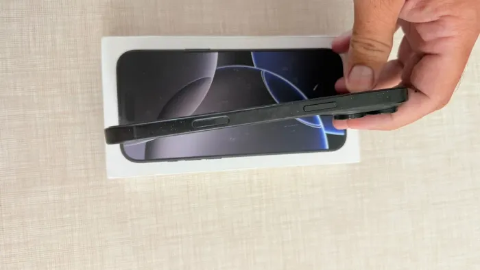 Vendo iPhone 16 pro Max preto 256gb troco em s26 ultra 512gb volto a diferença.
