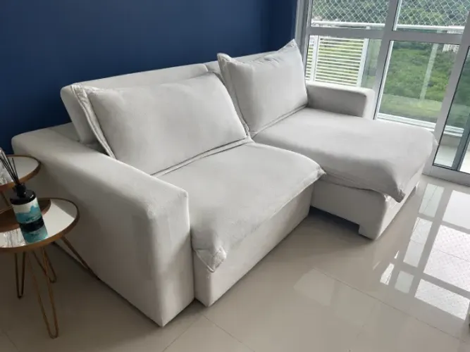 Sofá retrátil 2,43 m em tecido bouclé