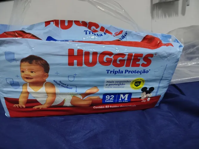 Fralda Huggies tripla proteção tamanho M, com 92 unidades.
