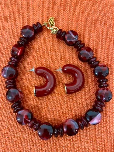 conjunto lindo de colar + brinco em resina, cor vinho/âmbar. Brinco tipo argola