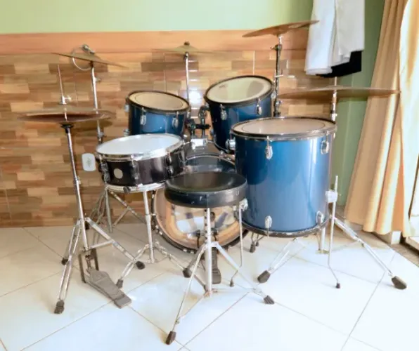 BATERIA ACÚSTICA 22 POL. Aceito troca. Hoje no pix. 2.200