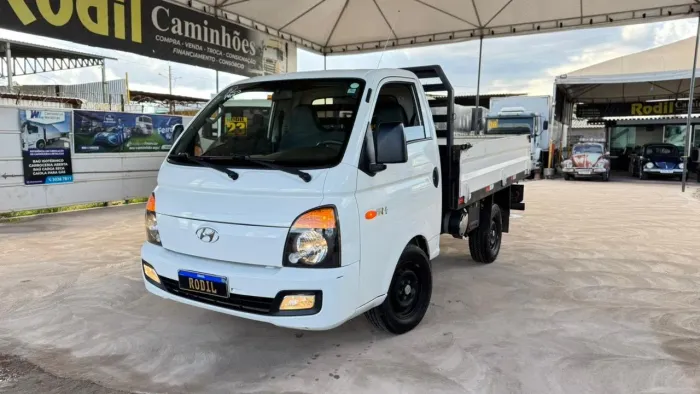 Hyundai HR ano:2017 carroceria de ferro 4 pneus novos